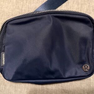 Lululemon Everywhere Belt Bag - 2L True Navy